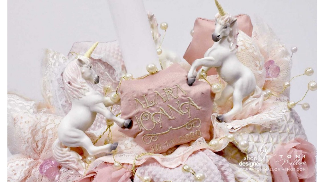 Lumanare botez brodata cu gold si accesorizata cu trei figurine unicorni Golden Unicorns Valley 6